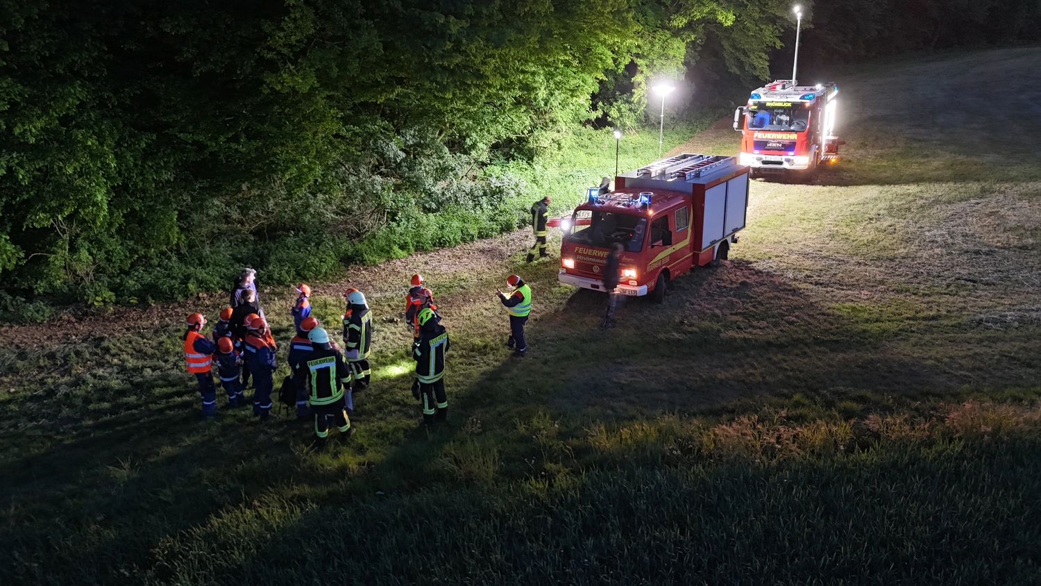 Kreisfeuerwehrverband Schmalkalden-Meiningen e.V. - Koordiniert die Aktivitäten und Veranstaltungen der Feuerwehr - Ein Feuerwehrmann in schwarzer Schutzausrüstung und gelbem Helm steht vor dem offenen Geräteraum eines Feuerwehrfahrzeugs.